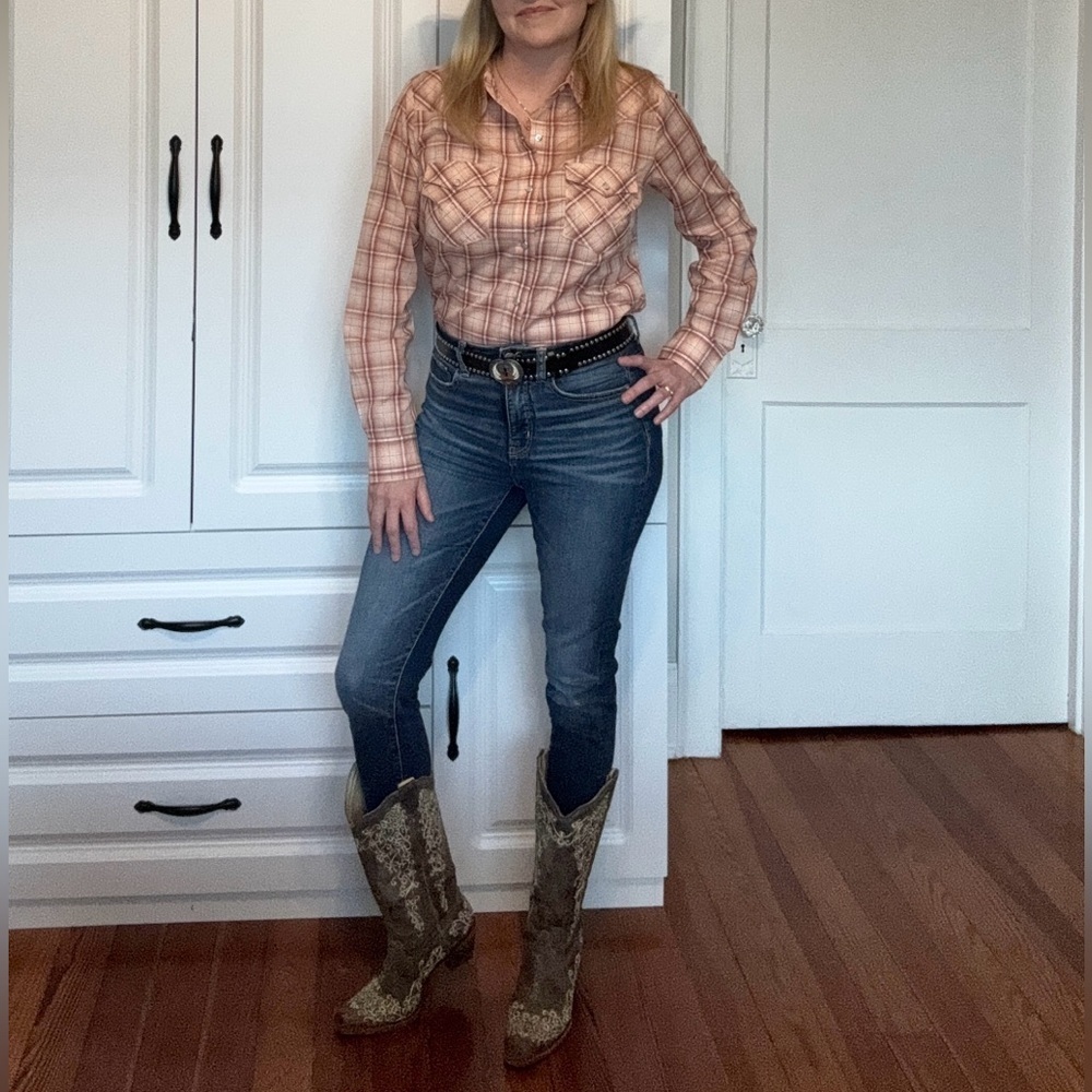 Wrangler Retro Women’s Plaid Button Down Shirt - Picture 5 of 5